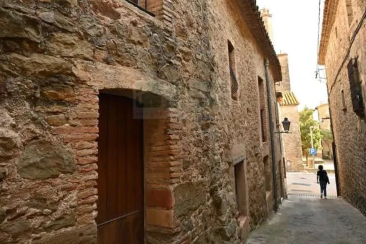 Casa de pedra restaurada a l'interior del Baix Empordà